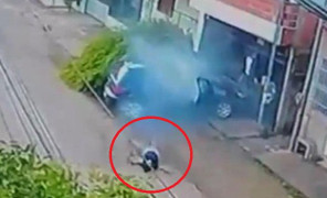 Clip: Nữ tài xế ngã vật ra đất sau khi gây tai nạn thảm khốc