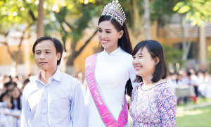 Tân Hoa hậu Trần Tiểu Vy rạng rỡ khi đến thăm trường cũ