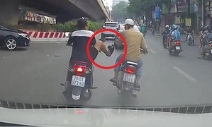 Clip: Sang đường 'ngáo ngơ', nam thanh niên bị cô gái tung cước dằn mặt