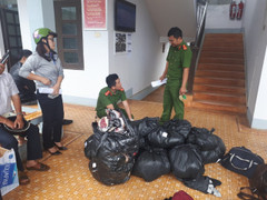 Xưng là nhà báo, 2 kẻ lạ mặt đi ô tô cướp máy bắn tốc độ của CSGT