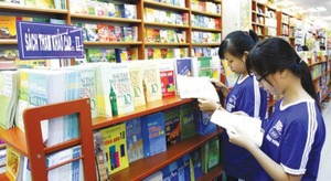 Bộ trưởng Phùng Xuân Nhạ chỉ thị các trường không để học sinh viết, vẽ vào SGK