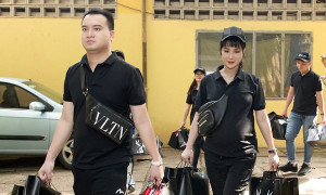 Mang bầu 8 tháng, Diệp Lâm Anh vẫn cùng chồng thiếu gia đi từ thiện