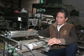 Thợ làm bánh mang máy vào nghề