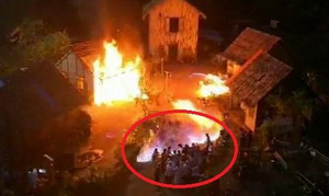 Clip: Đốt nhà trên phim trường, hàng chục diễn viên bén lửa bốc cháy
