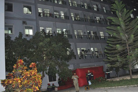 Em gái không cho hút thuốc lá, người đàn ông ở Quảng Ngãi đòi nhảy lầu tự tử