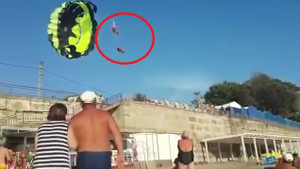 Clip: Dân gào thét nhìn đôi nam nữ bị điện giật khi nhảy dù