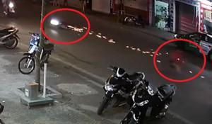 Clip: Xe máy trượt trên mặt đường tóe lửa đêm Trung thu