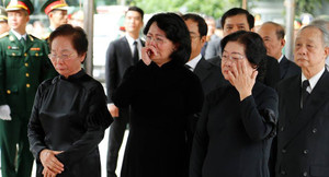 Quyền Chủ tịch nước Đặng Thị Ngọc Thịnh bật khóc tiễn biệt Chủ tịch nước Trần Đại Quang