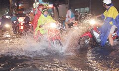 Đường phố TP.HCM ngập nặng sau mưa, xe chết máy hàng loạt