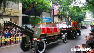 Đoàn xe nghi lễ đưa linh cữu Chủ tịch nước Trần Đại Quang rời Thủ đô về với đất mẹ