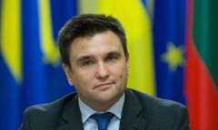 Ngoại trưởng Ukraine ngủ gật trong lúc Tổng thống Poroshenko phát biểu tại LHQ