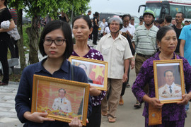Hàng ngàn người dân Ninh Bình chờ đợi linh cữu Chủ tịch nước Trần Đại Quang