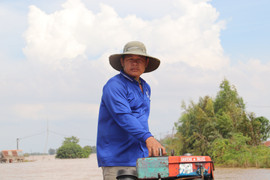 Người lái đò thầm lặng, bỏ việc đưa trẻ em vùng rốn lũ Đồng Tháp đến trường