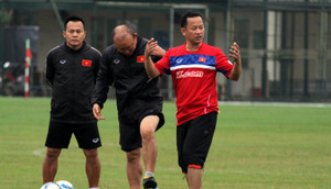 Chuyện phiên dịch ở đội tuyển Việt Nam: Nên kiệm lời thì tốt hơn
