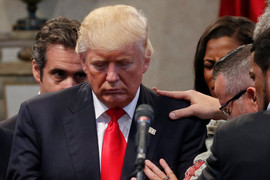 Sóng gió liên tiếp ập đến với Tổng thống Trump vào thời điểm quan trọng