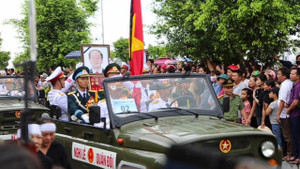 Video: Người dân Ninh Bình đứng hai bên đường đón linh cữu cố Chủ tịch nước