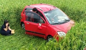 Clip: Ô tô con 'san phẳng' ruộng lúa ở Tuyên Quang