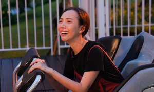 Thu Trang khóc thét khi bị Tiến Luật lừa chơi tàu lượn siêu tốc một mình