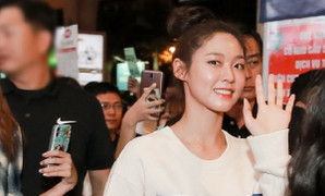 ‘Nữ thần Kpop’ Seolhyun rạng rỡ đến Việt Nam giữa đêm