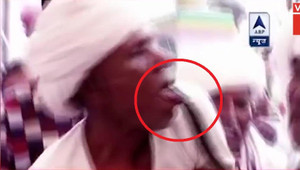 Người đàn ông liều mạng cho rắn hổ mang cắn vào lưỡi vì lý do không ngờ