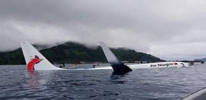 Máy bay chở 47 hành khách trượt khỏi đường băng, lao xuống biển