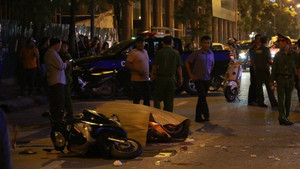 Video: Toàn cảnh sập giàn giáo ở phố Lê Văn Lương, Hà Nội 1 người chết tại chỗ