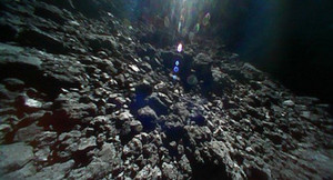 Những hình ảnh ngoạn mục trên bề mặt tiểu hành tinh cách Trái Đất 300 triệu km