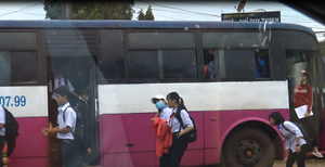 Xe khách thay đổi kết cấu, nhồi hơn 60 học sinh ngang nhiên chạy hàng ngày