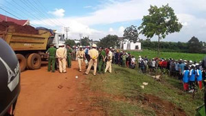 Hai xe máy đâm đầu vào xe ben, 3 người thương vong