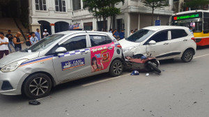 Video: 7 ô tô, xe máy đâm liên hoàn, giao thông ùn tắc giờ cao điểm ở Hà Nội