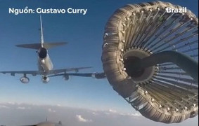 Clip: Cận cảnh cách máy bay tiếp xăng trên bầu trời