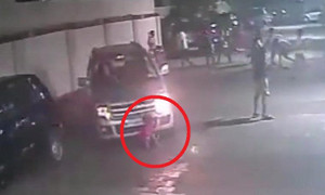 Clip: Bị ô tô cán qua người, bé trai lập tức đứng dậy chạy đi chơi