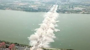Clip: Cầu dài 1.577m nổ tung, hóa tro bụi trong tích tắc