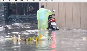 Cảnh mênh mông nước tại khu nhà giàu ở TP.HCM sau mưa lớn