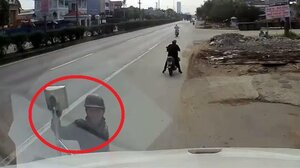 Clip: Trộm vặt gương container đỗ ven đường trong nháy mắt