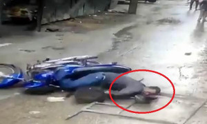 Clip: Hãi hùng khung sắt rơi từ tầng 4 làm người đi xe máy bất tỉnh