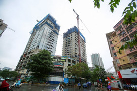 Clip: 'Thần chết' treo lơ lửng trên đầu nhiều người đi đường ở Hà Nội