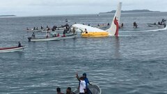 Máy bay trượt khỏi đường băng rơi xuống biển: Có 4 công dân Việt Nam trên chuyến bay