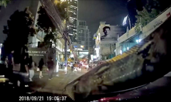 Video: Đang lái xe người phụ nữ kinh hãi phát hiện con trăn trườn ngay trước mắt