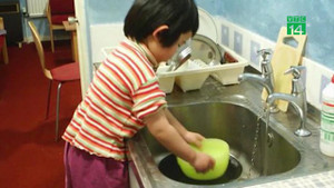 Video: Bố mẹ bắt con làm việc nhà quá sức, coi chừng bị phạt 5 triệu đồng