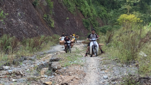 Tuyến đường hơn 500 tỷ đồng dang dở, lâm tặc ngang nhiên chở gỗ lậu