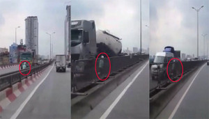 Hà Nội: 2 phụ nữ giỡn mặt tử thần, lao xe máy ngược chiều trên đường vành đai 3