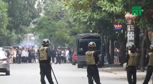 Video: Cảnh sát Nghệ An thuyết phục kẻ ôm hàng nóng cố thủ ra đầu hàng thế nào?