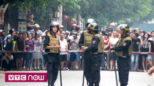 Clip: Kẻ buôn ma túy vừa online Facebook, vừa cầm lựu đạn chống trả cảnh sát