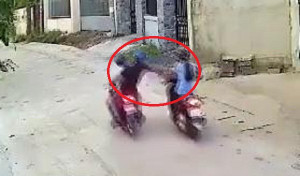 Clip: Cướp chạy xe máy áp sát, giật điện thoại của nữ công nhân