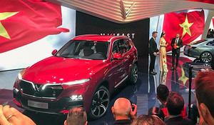 Clip: Khoảnh khắc bộ đôi ô tô VinFast chính thức bước ra 'chào sân'