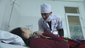 'Quỳnh búp bê' tập 14: Cảnh dí dao vào cổ ông Cấn, đưa mẹ con Quỳnh chạy trốn