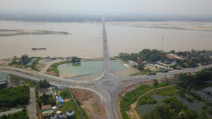 Cầu 1.460 tỷ đồng nối Phú Thọ và Hà Nội sắp thông xe nhìn từ flycam