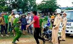 Vi phạm giao thông, 'quái xế' chém 3 công an nhập viện