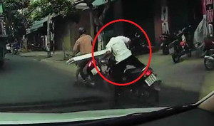 Clip: Vừa lái xe máy vừa cắm mặt vào điện thoại, đâm sầm vào xe trước mặt